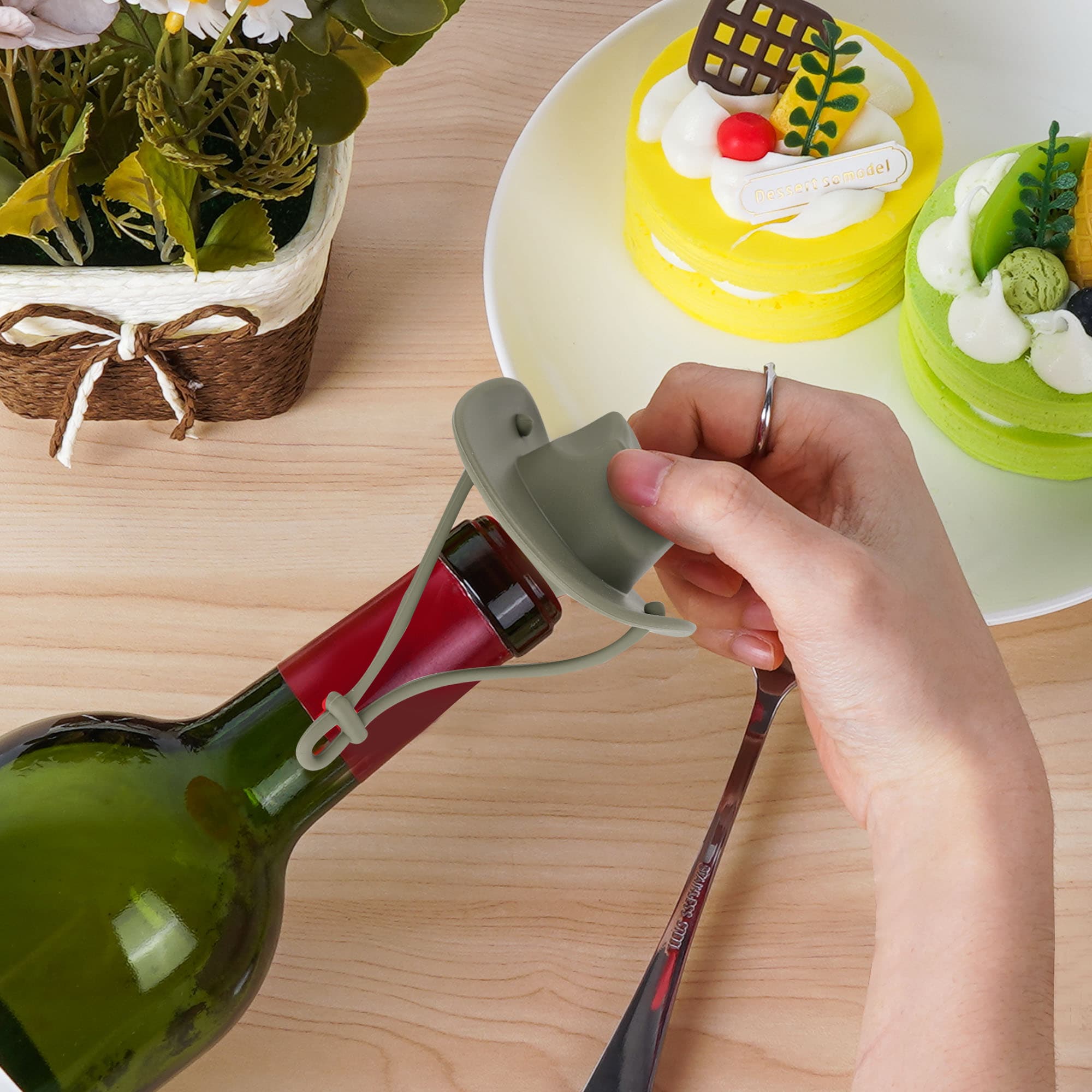 JANKOW Cowboy Hat Silicone Wine Stopper, Funny Hat Shaped Wine Stoppers, Cute Kitchen Gadgets Gifts for Wine Lover (1 Pack/Green) - 4